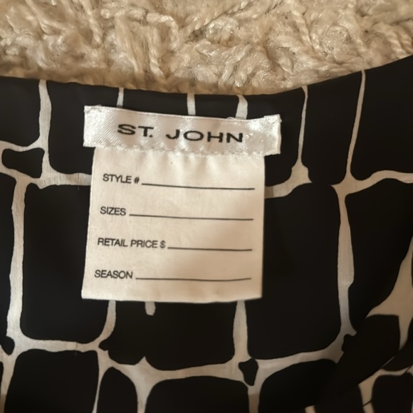Like new! St John blouse light weight size 6. Black and white - Picture 2 of 2